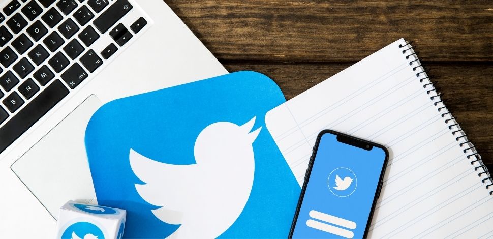 Twitter z technologią PWA - smartfon i laptop