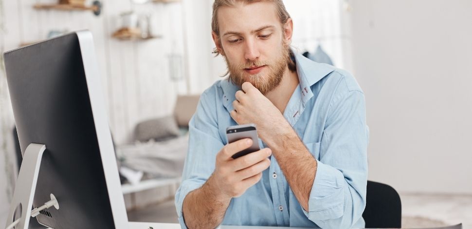 najważniejsze zalety PWA - mężczyzna z telefonem