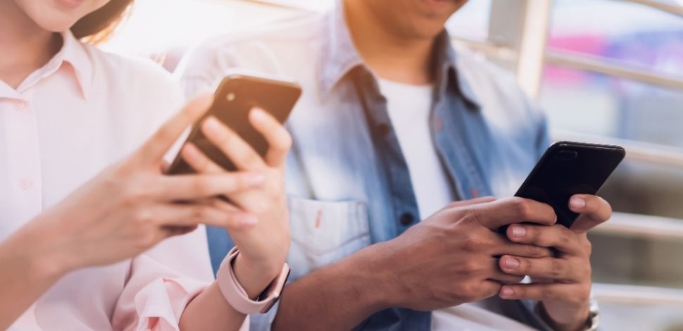 młodzi przedsięiorcy używają smartfonów do transakcji B2B