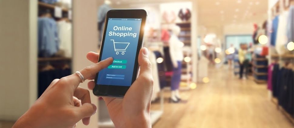 kobieta robiąca zakupy online na smartfonie