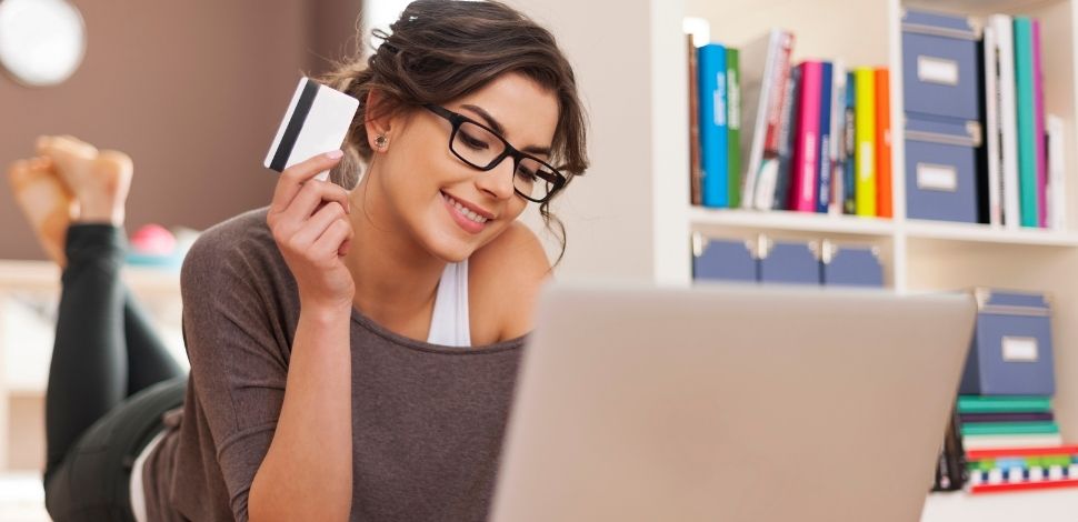 zadowolona kobieta robiąca zakupy online